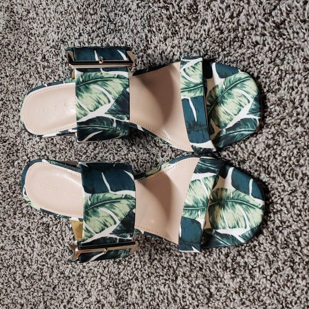 Kelly & Katie tropical buckle heel sz 8.5 (NWOT)